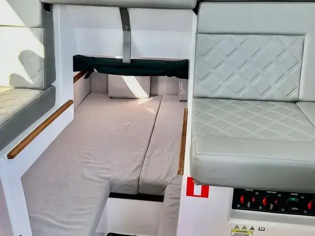 Axopar 37 Cross Cabin