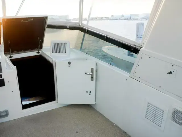 Hatteras 62 Cockpit Motor Yatch