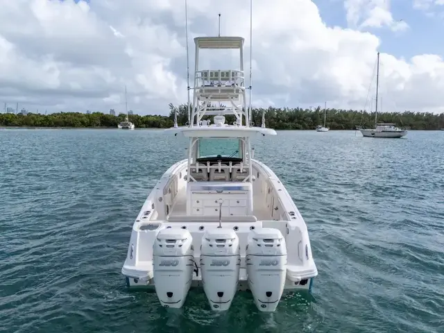 Boston Whaler 350 Outrage