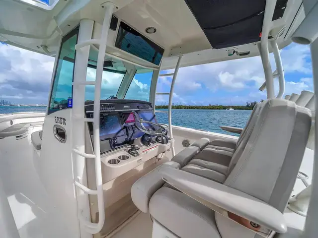 Boston Whaler 350 Outrage