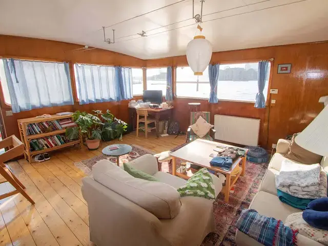 Thames Houseboat