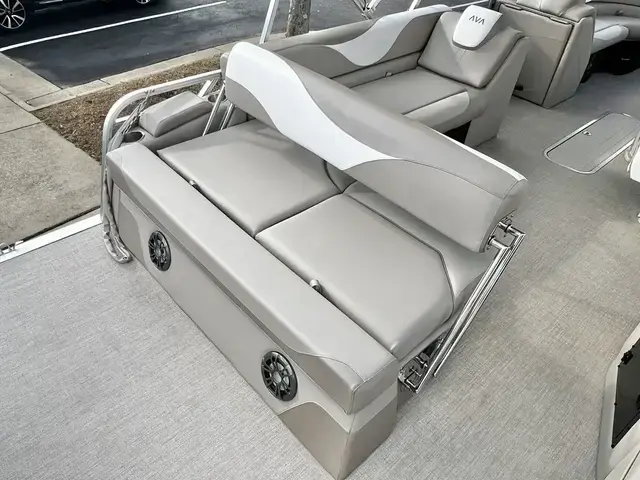 Avalon LSZ 23' Cruise Rear Bench TT - Triple Toon - IN STOCK