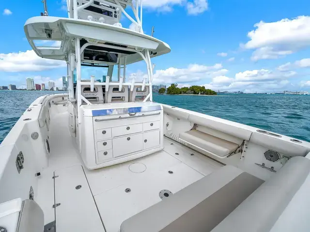 Boston Whaler 350 Outrage