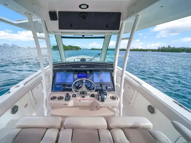 Boston Whaler 350 Outrage