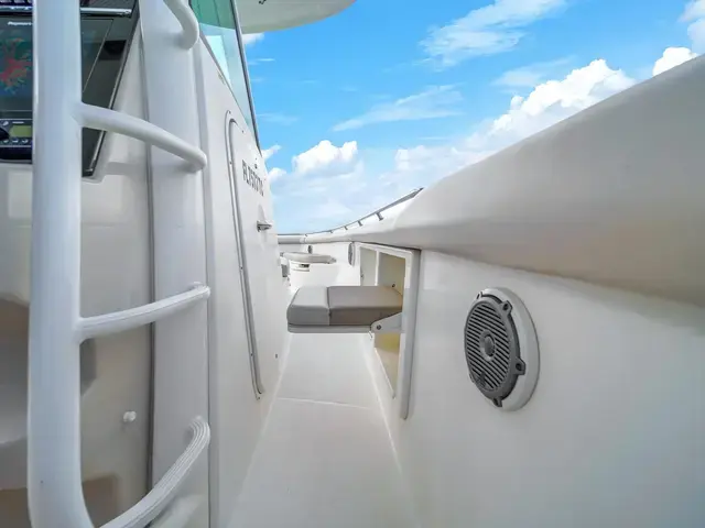 Boston Whaler 350 Outrage