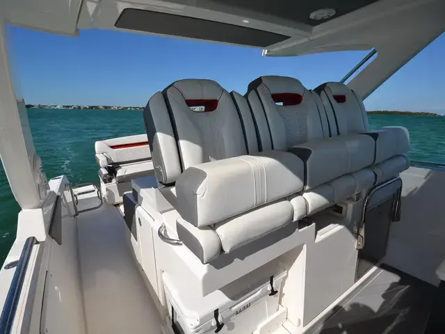 Tiara Yachts 34LS