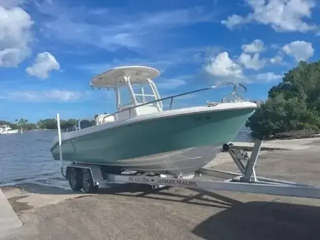 Everglades 230 Center Console