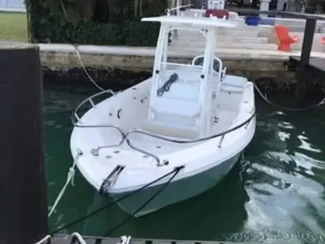 Everglades 230 Center Console