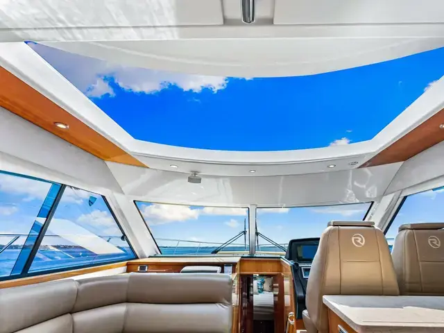 Riviera Sport Yacht 5000