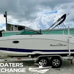 2017 Nauticstar 243dc