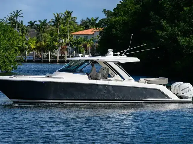 Tiara Yachts 38 Ls