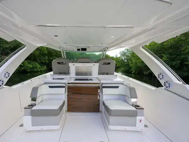 Tiara Yachts 38 Ls