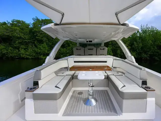 Tiara Yachts 38 Ls