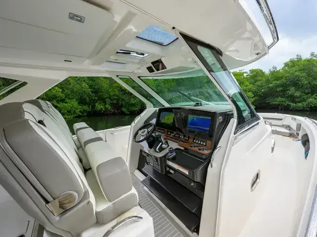 Tiara Yachts 38 Ls