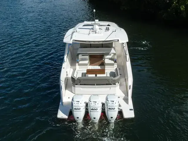 Tiara Yachts 38 Ls