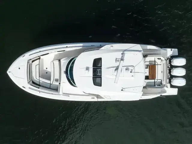 Tiara Yachts 38 Ls