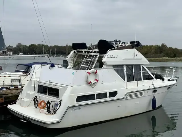 Carver 325 Aft Cabin