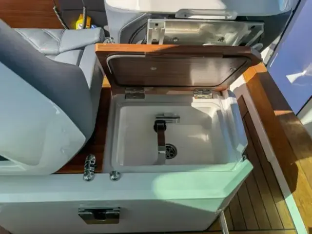 Axopar 28 Cabin