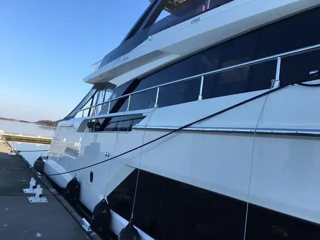 Ferretti Yachts 670