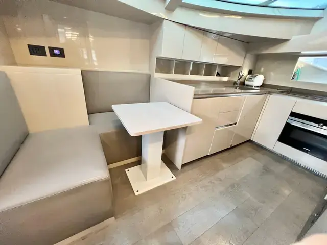 Ferretti Yachts 850