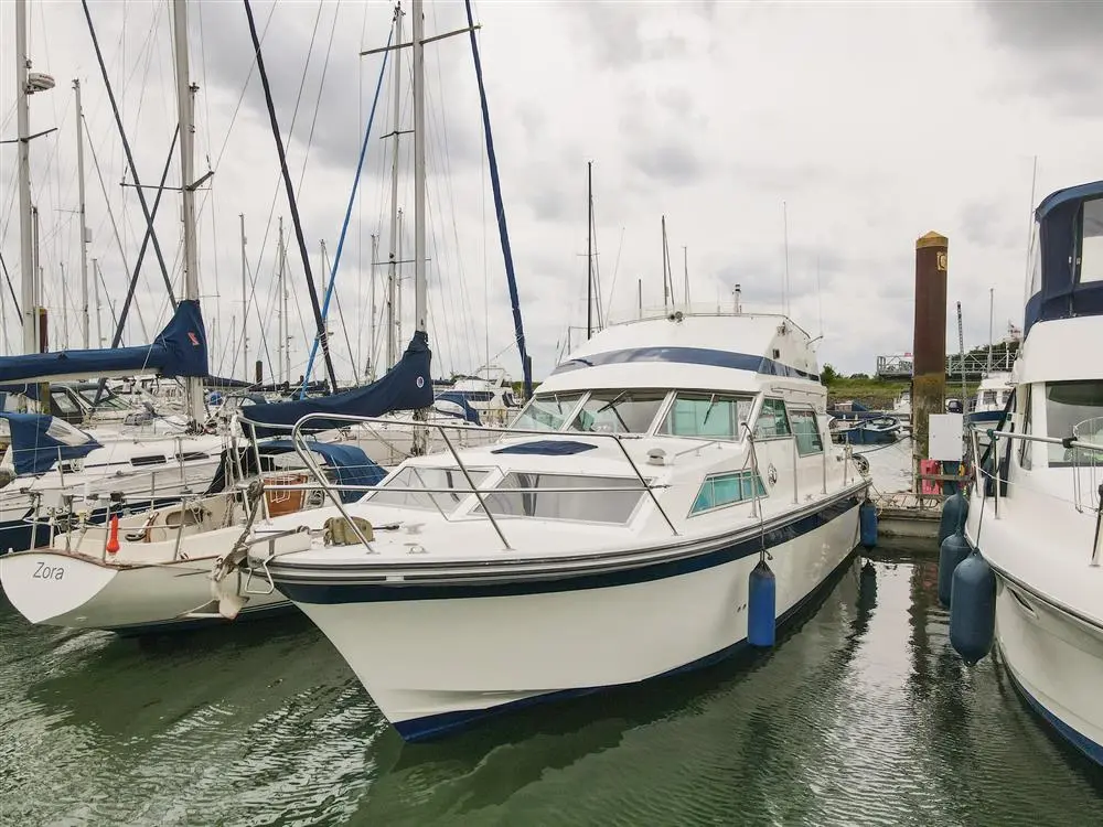 Viking Yachts 32 Sedan