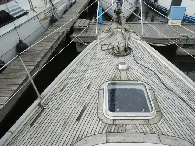 Hallberg Rassy 352