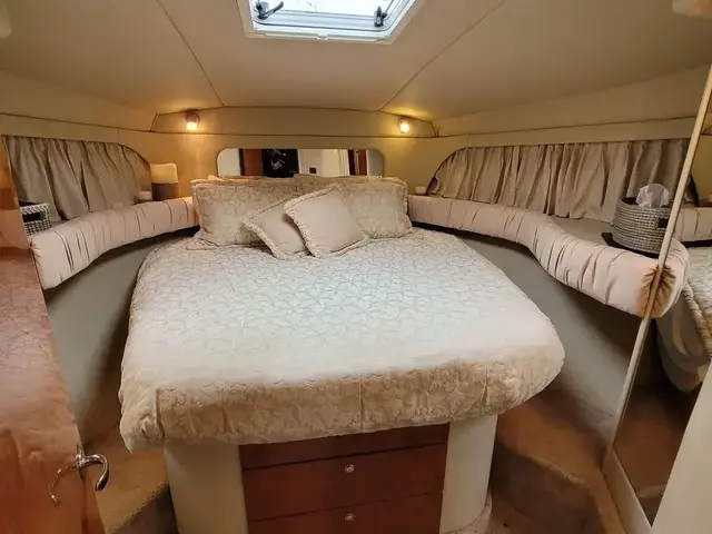 Sea Ray 38 AFT CABIN