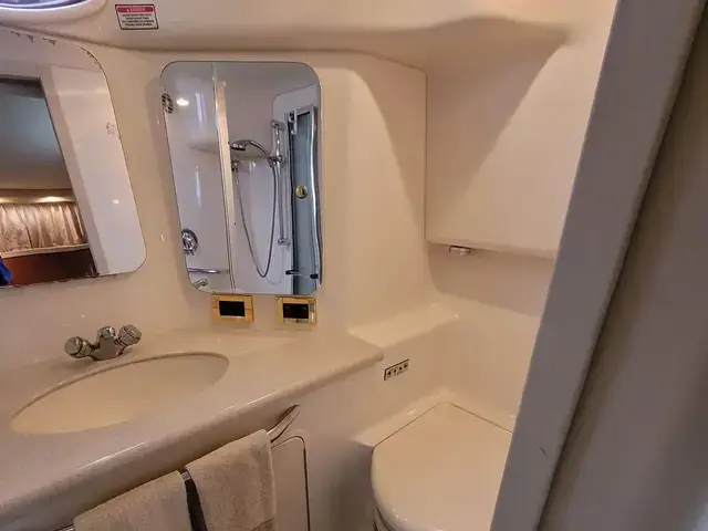 Sea Ray 38 AFT CABIN