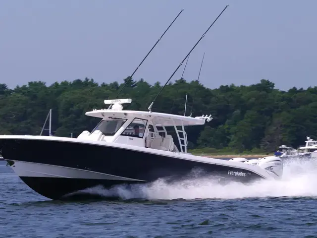 Everglades 395 Center Console