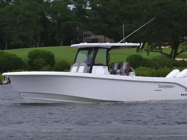 Everglades 315 Center Console