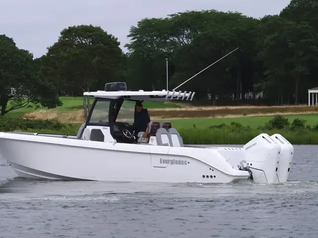 Everglades 315 Center Console