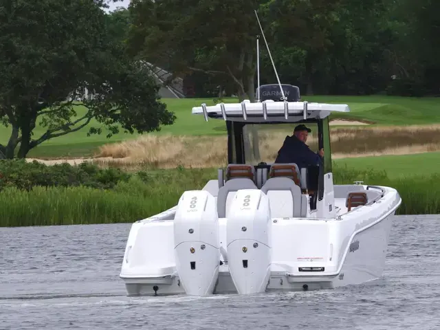 Everglades 315 Center Console