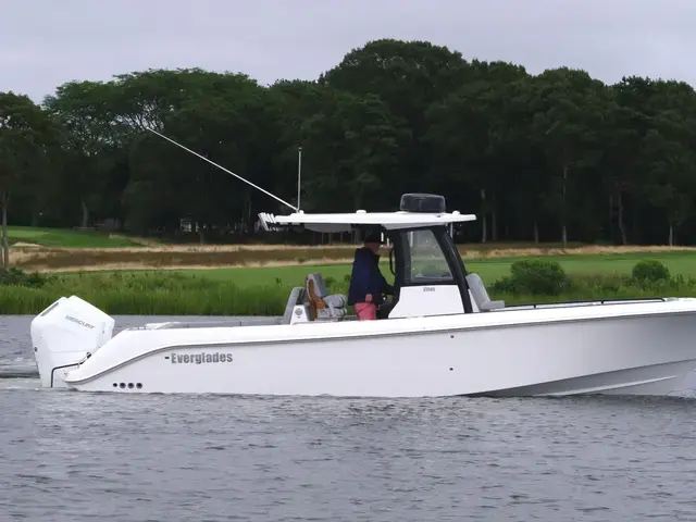 Everglades 315 Center Console