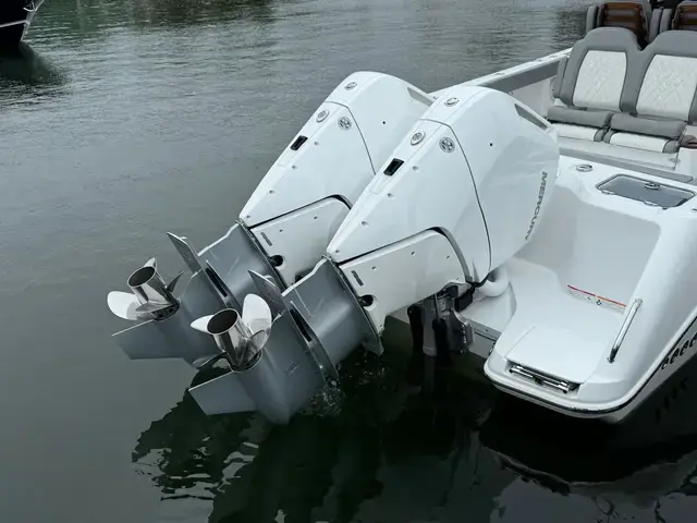 Everglades 315 Center Console