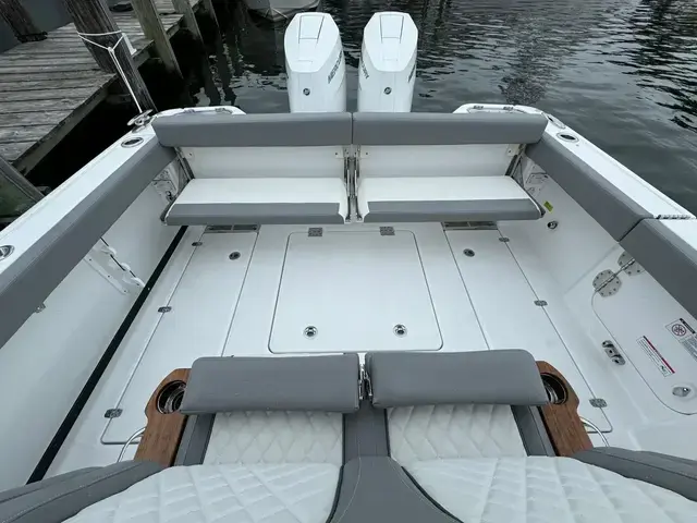 Everglades 315 Center Console