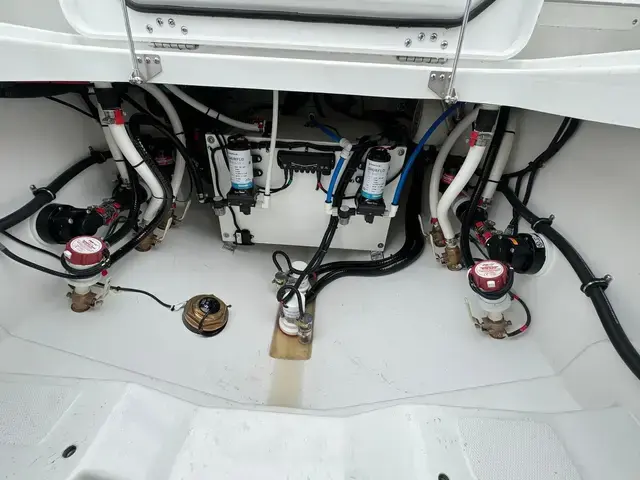 Everglades 315 Center Console