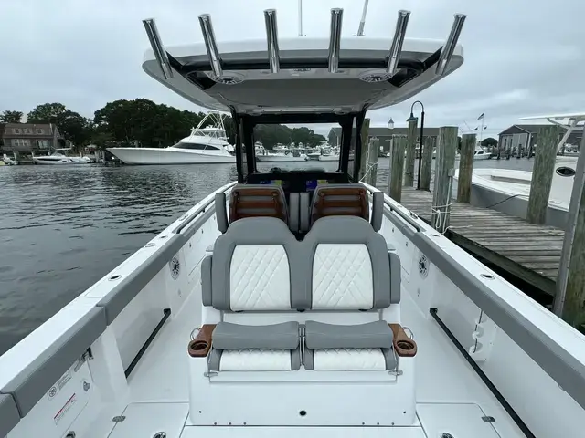 Everglades 315 Center Console