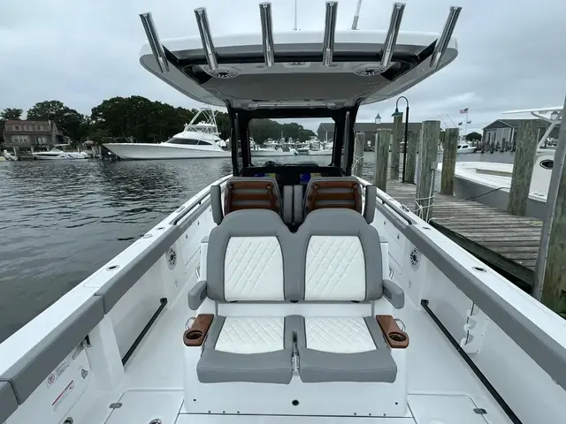 Everglades 315 Center Console