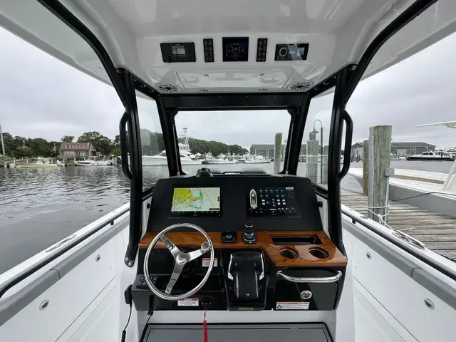 Everglades 315 Center Console