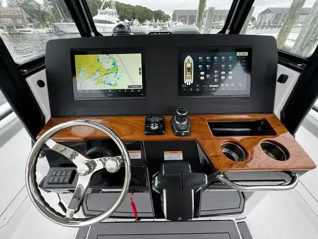 Everglades 315 Center Console