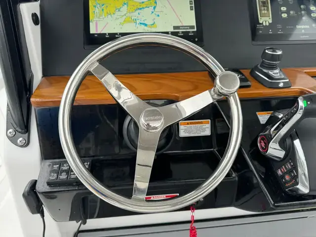 Everglades 315 Center Console