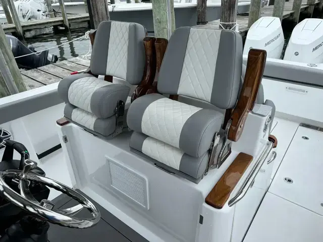 Everglades 315 Center Console