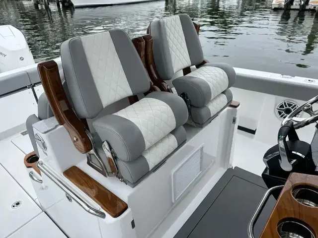 Everglades 315 Center Console