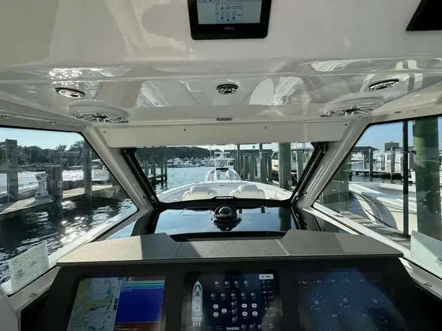 Everglades 395 Center Console