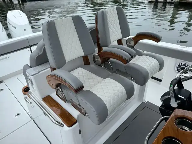 Everglades 315 Center Console