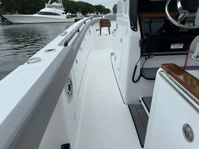 Everglades 315 Center Console