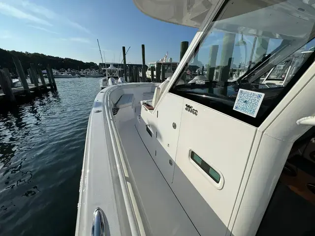 Everglades 395 Center Console