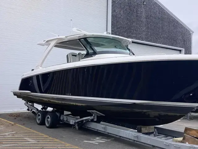 Tiara 38