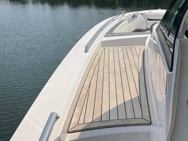 Tiara 38