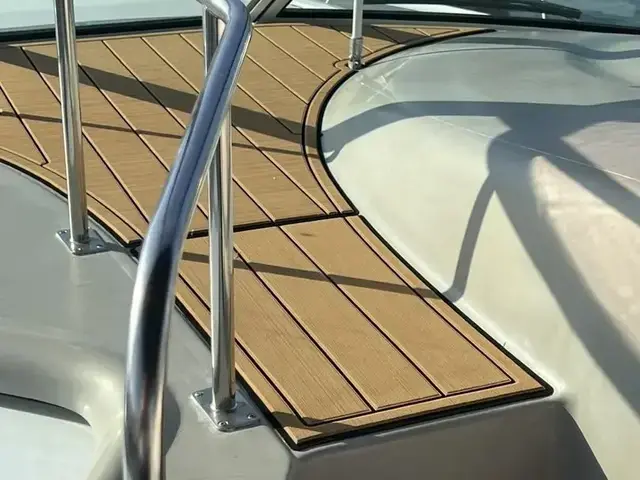 Cruisers Yachts 320 Express